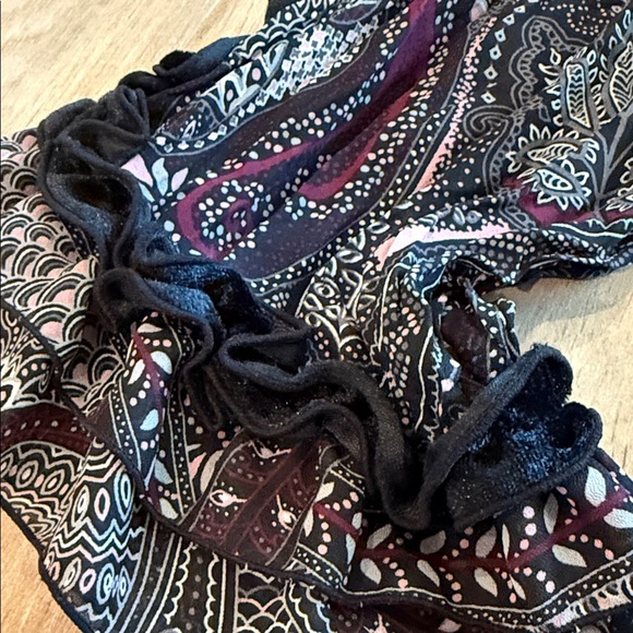 Signature by Larry Levine Woman Black and Red Beaded Paisley Blouse - Picture 10 of 12